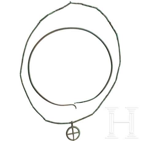 Halsring und Kette aus Spiralrollen mit Radanhänger, Urnenfelderzeit, 12. - 11. Jhdt. v. Chr. - фото 2