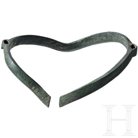 Hallstattzeitlicher Schaukelring aus Bronze mit seitlichen Ösen, 7. - Mitte 6. Jhdt. v. Chr. - фото 2
