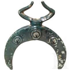Massiver Beschlag in Lunulaform mit stilisierten Wasservögeln, späte Bronzezeit, 10. - 9. Jhdt. v. Chr.