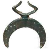Massiver Beschlag in Lunulaform mit stilisierten Wasservögeln, späte Bronzezeit, 10. - 9. Jhdt. v. Chr. - photo 2