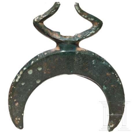 Massiver Beschlag in Lunulaform mit stilisierten Wasservögeln, späte Bronzezeit, 10. - 9. Jhdt. v. Chr. - photo 2