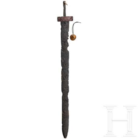 Schwert mit Almadineinlagen auf Parierstange, Schwarzmeerraum, 1. Hälfte 5. Jhdt. n. Chr. - photo 1