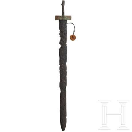 Schwert mit Almadineinlagen auf Parierstange, Schwarzmeerraum, 1. Hälfte 5. Jhdt. n. Chr. - photo 2