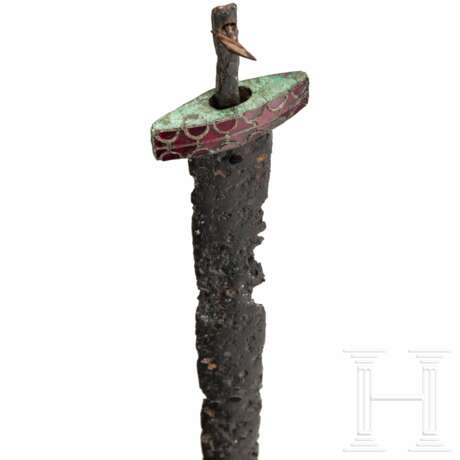 Schwert mit Almadineinlagen auf Parierstange, Schwarzmeerraum, 1. Hälfte 5. Jhdt. n. Chr. - photo 3