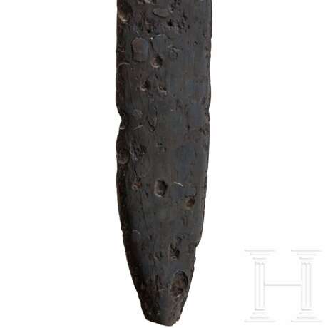 Schwert mit Almadineinlagen auf Parierstange, Schwarzmeerraum, 1. Hälfte 5. Jhdt. n. Chr. - photo 7