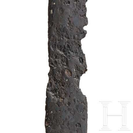 Schwert mit Almadineinlagen auf Parierstange, Schwarzmeerraum, 1. Hälfte 5. Jhdt. n. Chr. - photo 8