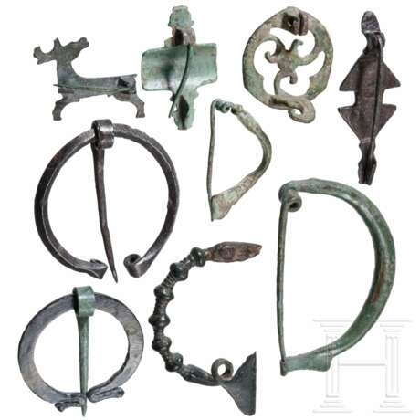 Neun Fibeln, eisenzeitlich bis römisch, 6. Jhdt. v. - 3. Jhdt. n. Chr. - photo 2