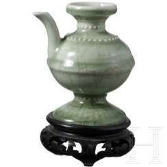 Bedeutendes und seltenes kleines Seladon-Kännchen, China, Ming-Dynastie, wohl Yongle-Periode, 14./15. Jhdt.