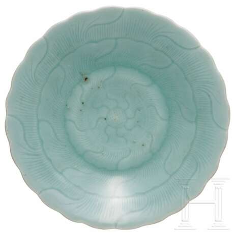 Seladonglasierter Lotus-Teller, China, 20. Jhdt. - photo 1