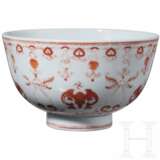 Eisenrot bemalte Schale mit Fledermäusen und Daoguang-Sechszeichenmarke, China, wohl aus dieser Zeit (um 1840) - photo 1