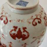 Eisenrot bemalte Schale mit Fledermäusen und Daoguang-Sechszeichenmarke, China, wohl aus dieser Zeit (um 1840) - photo 2