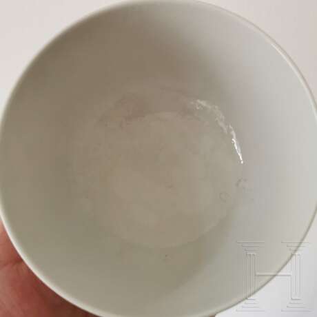 Eisenrot bemalte Schale mit Fledermäusen und Daoguang-Sechszeichenmarke, China, wohl aus dieser Zeit (um 1840) - photo 4