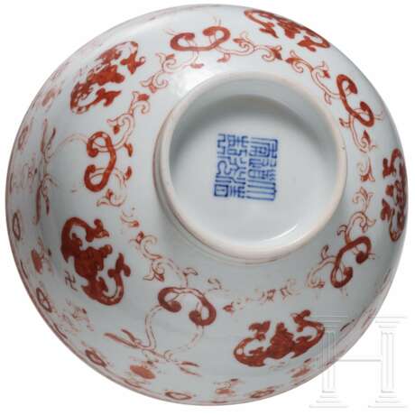 Eisenrot bemalte Schale mit Fledermäusen und Daoguang-Sechszeichenmarke, China, wohl aus dieser Zeit (um 1840) - photo 7