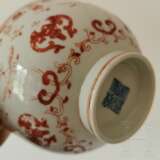 Eisenrot bemalte Schale mit Fledermäusen und Daoguang-Sechszeichenmarke, China, wohl aus dieser Zeit (um 1840) - photo 8