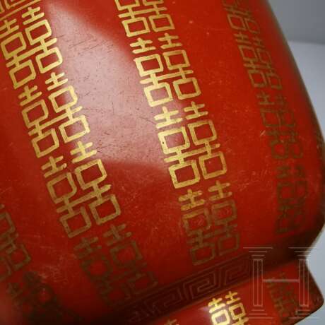 Korallenrot glasierte Schale mit Glückssymbolen, China, wohl spätes 19./Anfang 20. Jhdt. - photo 2