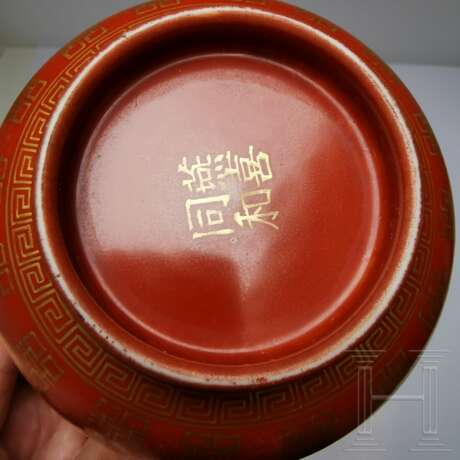 Korallenrot glasierte Schale mit Glückssymbolen, China, wohl spätes 19./Anfang 20. Jhdt. - photo 3
