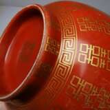 Korallenrot glasierte Schale mit Glückssymbolen, China, wohl spätes 19./Anfang 20. Jhdt. - photo 4
