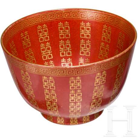 Korallenrot glasierte Schale mit Glückssymbolen, China, wohl spätes 19./Anfang 20. Jhdt. - photo 8