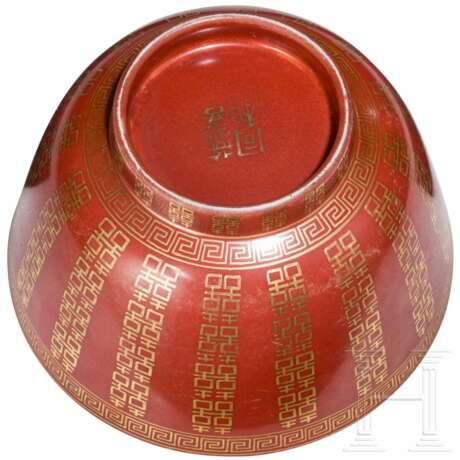 Korallenrot glasierte Schale mit Glückssymbolen, China, wohl spätes 19./Anfang 20. Jhdt. - photo 11