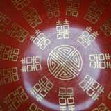 Korallenrot glasierte Schale mit Glückssymbolen, China, wohl spätes 19./Anfang 20. Jhdt. - photo 12