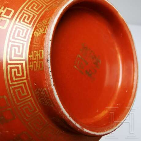 Korallenrot glasierte Schale mit Glückssymbolen, China, wohl spätes 19./Anfang 20. Jhdt. - photo 14