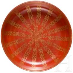 Korallenrot glasierter Teller mit Glückssymbolen, China, wohl spätes 19./Anfang 20. Jhdt.