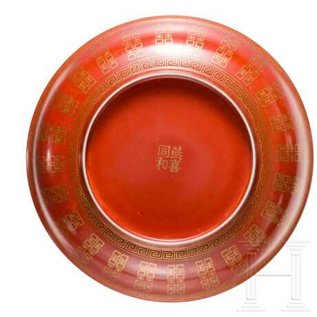 Korallenrot glasierter Teller mit Glückssymbolen, China, wohl spätes 19./Anfang 20. Jhdt. - Foto 5