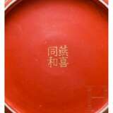 Korallenrot glasierter Teller mit Glückssymbolen, China, wohl spätes 19./Anfang 20. Jhdt. - Foto 8