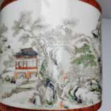 Großer Famille-rose-Pinseltopf in Holzoptik, China, wohl spätes 19./Anfang 20. Jhdt. - Foto 4