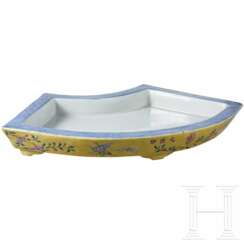 Seltenes Famille-Rose-Becken mit Narzissen, China, wohl Guangxu-Periode, 19./20. Jhdt.
