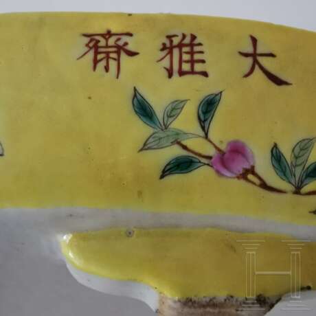 Seltenes Famille-Rose-Becken mit Narzissen, China, wohl Guangxu-Periode, 19./20. Jhdt. - photo 11
