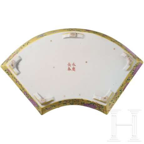 Seltenes Famille-Rose-Becken mit Narzissen, China, wohl Guangxu-Periode, 19./20. Jhdt. - photo 16