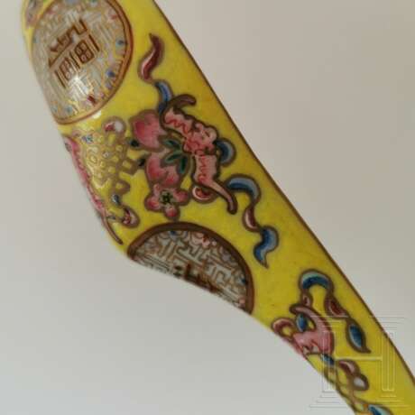 Seltener famille-rose-Löffel mit Guangxu-Marke und aus der Zeit, China, 19./20. Jhdt. - photo 3