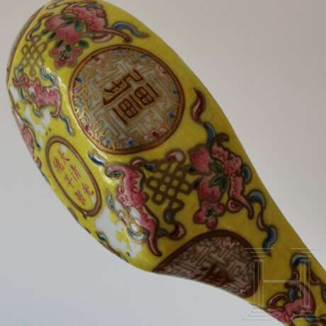 Seltener famille-rose-Löffel mit Guangxu-Marke und aus der Zeit, China, 19./20. Jhdt. - photo 8