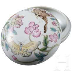 Kleine Famille-Rose-Deckeldose mit Schmetterlingen, China, wohl 19./20. Jhdt.