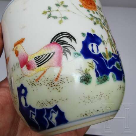 Seltene Famille-Rose-Tasse "Junge mit Hühnern", China, wohl spätes 19./Anfang 20. Jhdt. - фото 2