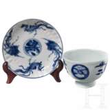 Blau-weißes Koppchen und kleiner Teller, China, Kangxi-Periode, um 1700 - photo 1