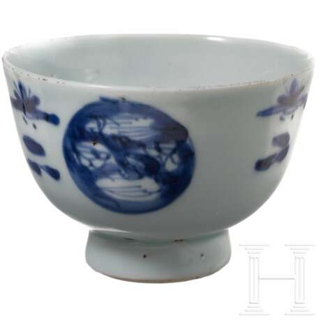 Blau-weißes Koppchen und kleiner Teller, China, Kangxi-Periode, um 1700 - photo 2