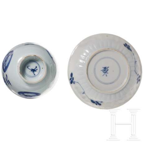 Blau-weißes Koppchen und kleiner Teller, China, Kangxi-Periode, um 1700 - photo 4