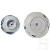 Blau-weißes Koppchen und kleiner Teller, China, Kangxi-Periode, um 1700 - photo 4