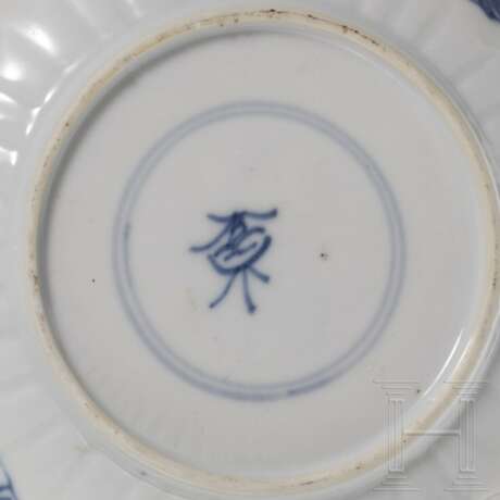 Blau-weißes Koppchen und kleiner Teller, China, Kangxi-Periode, um 1700 - photo 6