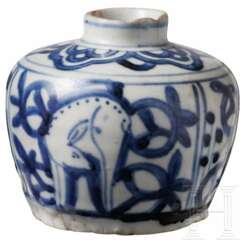 Kleines blau-weißes Gefäß mit Hirschen, China, wohl Ming-Dynastie (1368 - 1644)