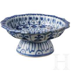 Blau-weiße Tazza (Fußschale), China, 19. Jhdt.