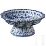 Blau-weiße Tazza (Fußschale), China, 19. Jhdt. - фото 1