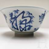 Blau-weiße Schale mit dem Symbol für Langlebigkeit "Shou", China, wohl Kangxi-Periode - Foto 3