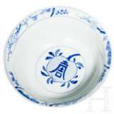 Blau-weiße Schale mit dem Symbol für Langlebigkeit "Shou", China, wohl Kangxi-Periode - Foto 6