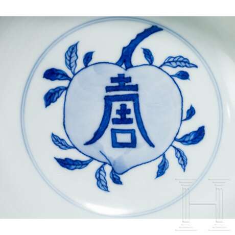 Blau-weiße Schale mit dem Symbol für Langlebigkeit "Shou", China, wohl Kangxi-Periode - Foto 8