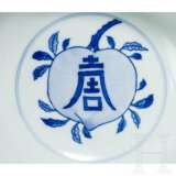 Blau-weiße Schale mit dem Symbol für Langlebigkeit "Shou", China, wohl Kangxi-Periode - Foto 8