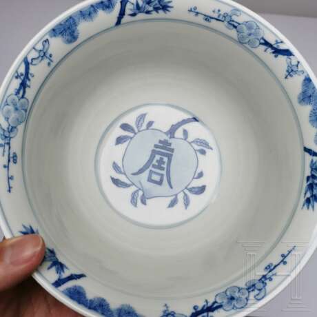 Blau-weiße Schale mit dem Symbol für Langlebigkeit "Shou", China, wohl Kangxi-Periode - Foto 10