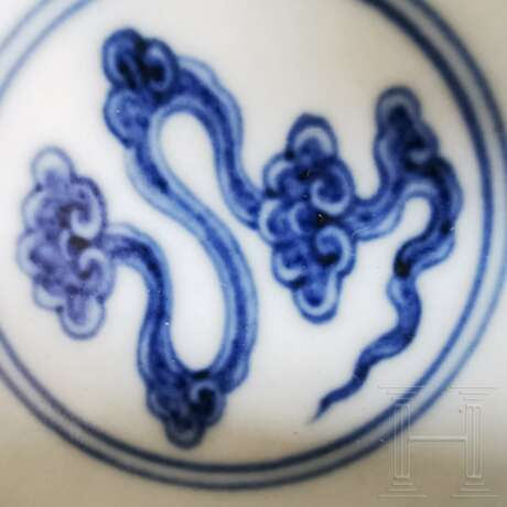 Blau-weiße Drachenschale mit Yongzheng-Sechszeichenmarke, China, wohl Yongzheng-Periode, 18. Jhdt. - photo 2